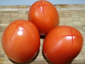 1 - Mettre votre mozzarella à égoutter (la veille si possible). Inciser en croix le haut des tomates Roma. Les plonger 30 sec.dans une casserole d'eau portée à ébullition, les sortir et les plonger immédiatement dans un bol d'eau froide. Détacher la peau, les découper en 4 dans le sens de la longueur et les épépiner. Les mettre à mariner pendant 30 mn dans un récipient avec un peu d'huile d'olive, l'ail émincé, le thym émietté, 1 pincée de sucre et assaisonner de sel et poivre. Les déposer ensuite sur une feuille de papier sulfurisé et placer au four th 3/4 (100°) pour environ 1h à 1h30.