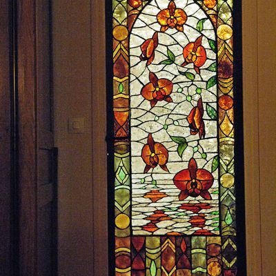 Porte d’intérieur en dalles de verre sculptées. Création originale évoquant une tapisserie orientale