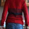 Tragefotos vom Streifen-Sweater mit Contiguous-Schulter