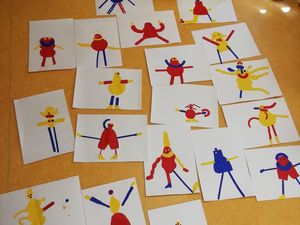 En maternelle, elle nous a appris à faire des bonshommes en papier-collé.