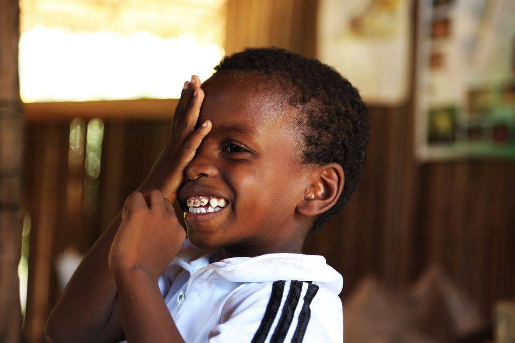 Lundi 19 novembre les enfants ont enfin pu reprendre le chemin du centre Utopiks Loustiks. Hanitra est la maîtresse principale et sera aidée par différents bénévoles de passage à Nosy Be. C'est actuellement au tour de Ciril, qui sera là jusqu'