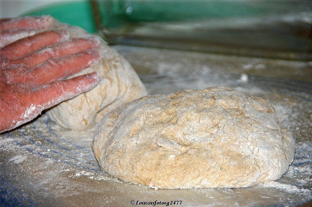 Boulange francilienne, boulange bretonne ou boulange en Périgord, c'est toujours la même bonne odeur du pain chaud qui sort du four et qui nous fit envie !  "Hummm..."