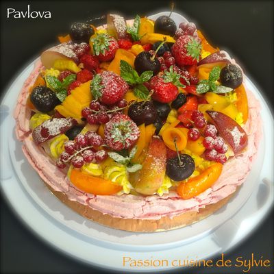 Pavlova meringue citron vert, chantilly mascarpone vanille et fruits frais