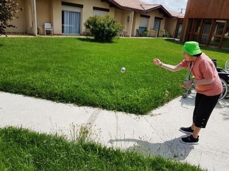 Et ! enfin une petite partie de pétanque ça fait plaisir , on la tire et on la manque !!!!!