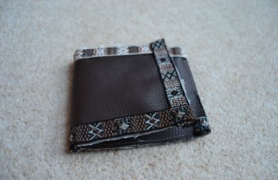 Un porte-monnaie en cuir