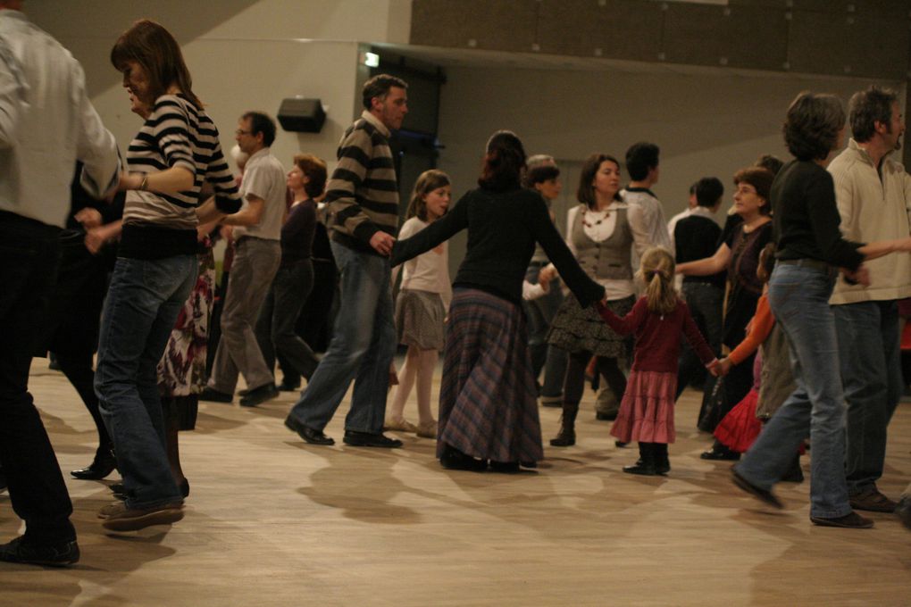 Photos du bal folk 2010 de l'association Bâbord à Mûrs qui a eu lieu le 17 janvier 2010 au Centre Culturel Jean Carmet à Mûrs Erigné