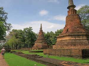 Le Temple Phra Kaeo aménagé en parc à l'extérieur des murailles de la citadelle 