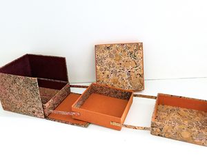  Boite à "trésors". Gainée de papiers reliure et simili cuir. Réalisé par l'atelier.