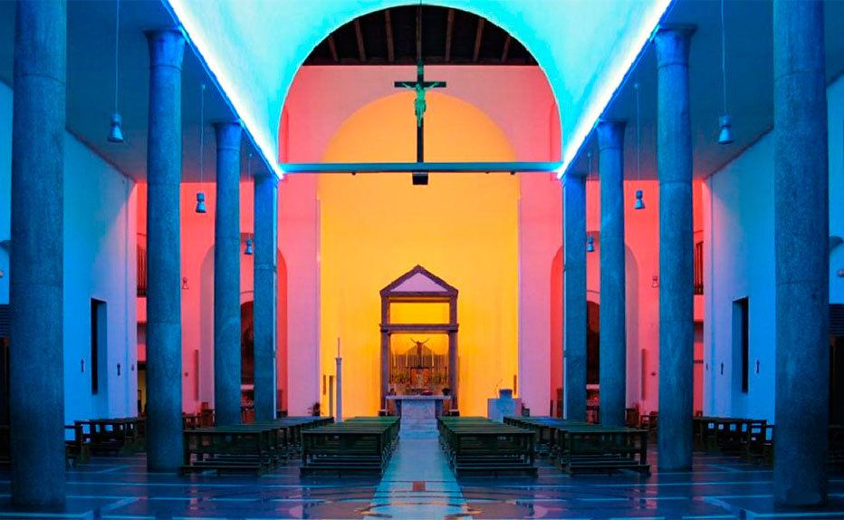 Dan Flanvin (1933-1996), untitled 1970; pink, yellow, Yellow and Blue 1977; installation de lumière fluorescente à la Santa Maria Annunciata in Chiesa Rossa en 1996.