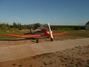 Jodel D112 F-PHFL de l'aéro-club Jean Orial, sur lequel j'ai effectué parmi mes premiers vols comme élève-pilote (ici à Uzès, Août 2011)