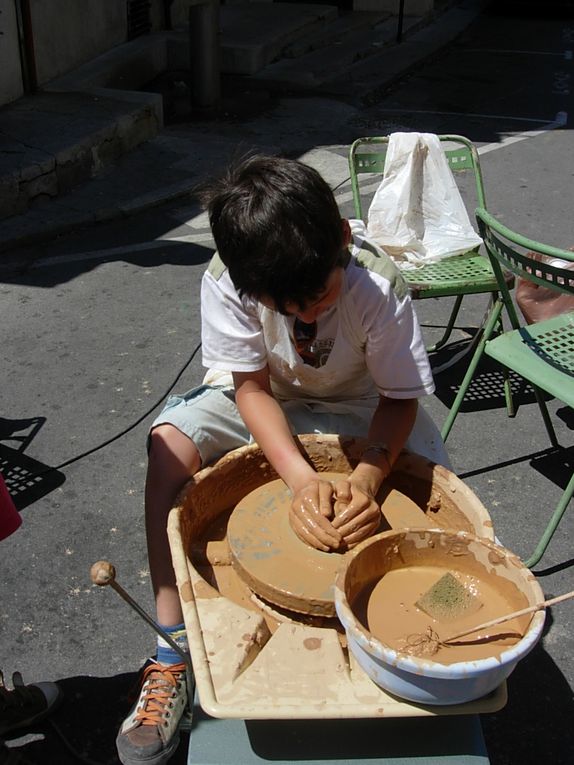 Les enfants,la rue...!!!
Quelques instants de bonheurs...
Et un grand Merçi à "CriCri" , le photographe et animateur ponctuel,pour sa précieuse aide et participation active auprés des enfants...Qui l'ont réclamer tout l'été...!!