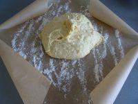 Etalez votre pâte sur une feuille de papier sulfurisé un peu fariné. Placez votre pâte dans un moule à tarte puis coupez le surplus. Formez des gros bords. 