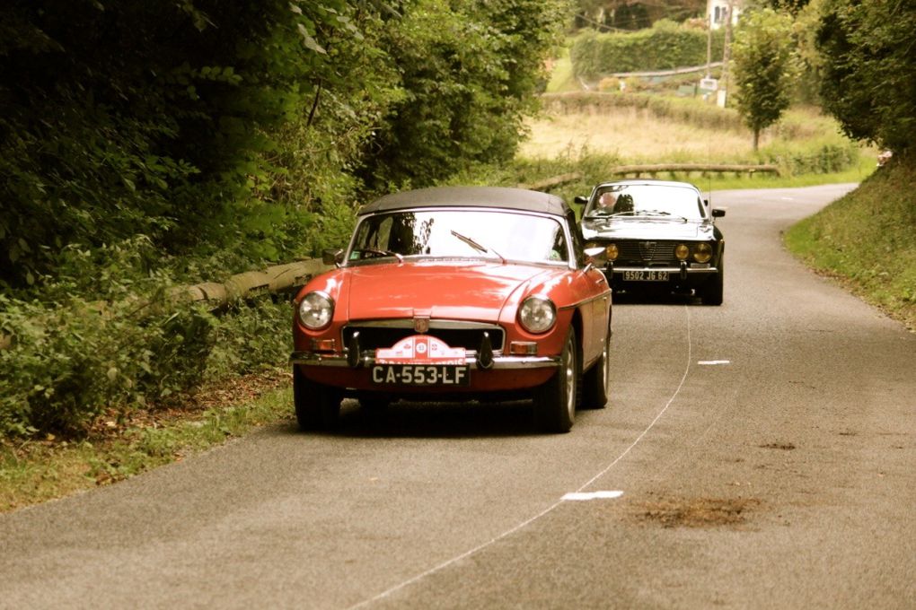 rallye cartoraphique artois lys 2012
la grange au damier st venant anciennes mg porsche alpine ferrari r8 simca alfa caterham lotus