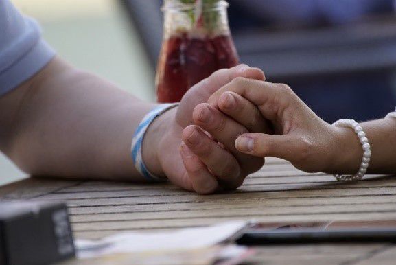 Deux personnes se tenant les mains