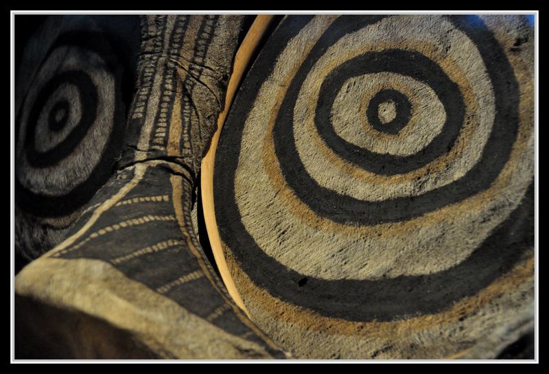 Des masques photographiés au Musée du Quai Branly.