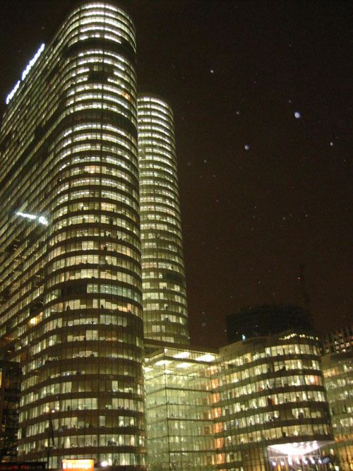 <P><STRONG>Images volées la nuit, dans l'un des quartiers les plus défigurés d'Île de France, la Défense</STRONG>. Des Tours immenses surplombent&nbsp;des sculptures fantomatiques, entourant une arche colorée par des spots rouge et vert. Au milieu d'une place, une écran de télévision géant diffuse des publicités aux travailleurs-passants.</P>
<P><STRONG>Ambiance "Blade Runner" assurée</STRONG>, il ne manquerait plus qu'une musique symphonique macabre pour couronner le tout.&nbsp;Pourtant, <STRO