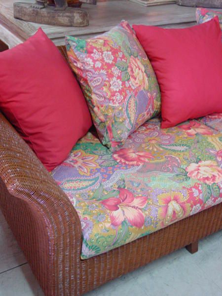 A mobilis en guadeloupe , les coussins peuvent etre habillés au choix parmis 150 tissus différents ;les housses sont facilement dehoussables . 
