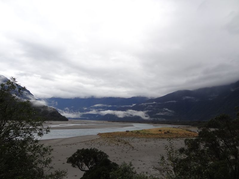 La route vers Wanaka d'abord le long de vallées glaciaires puis près de lacs de montagne.