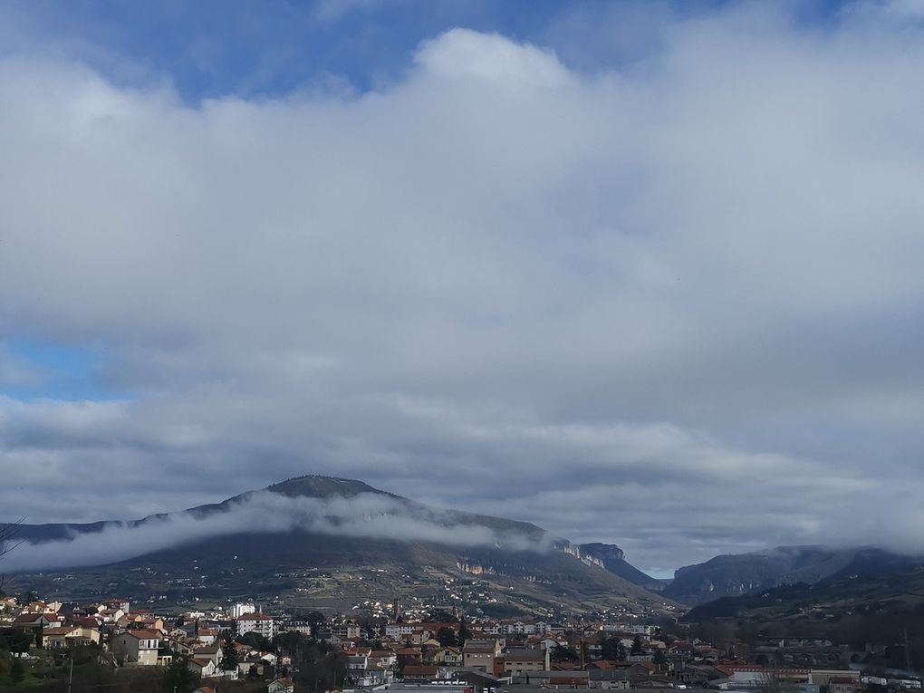 Millau sous les entrées maritimes, après dissipation du brouillard