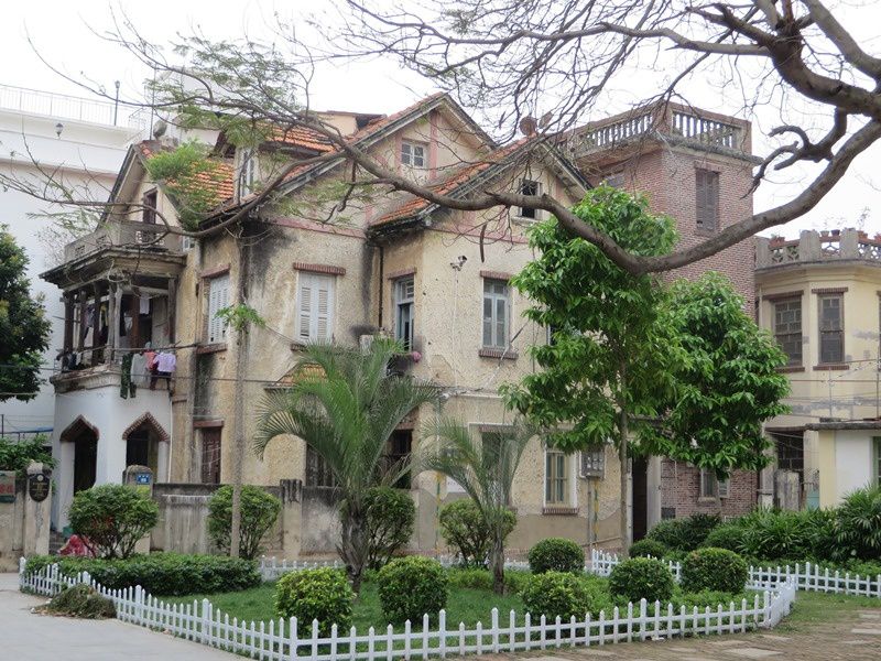 Anciennes villas coloniales, plus ou moins bien conservées...
