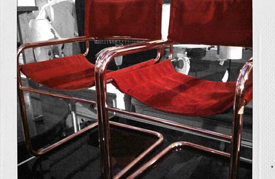 Chaise assise suspendue et structure chromée, année 70