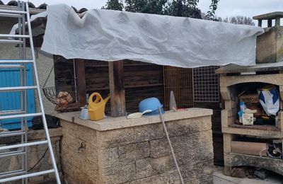 la cuisine d'été , toiture, palissades et équipements