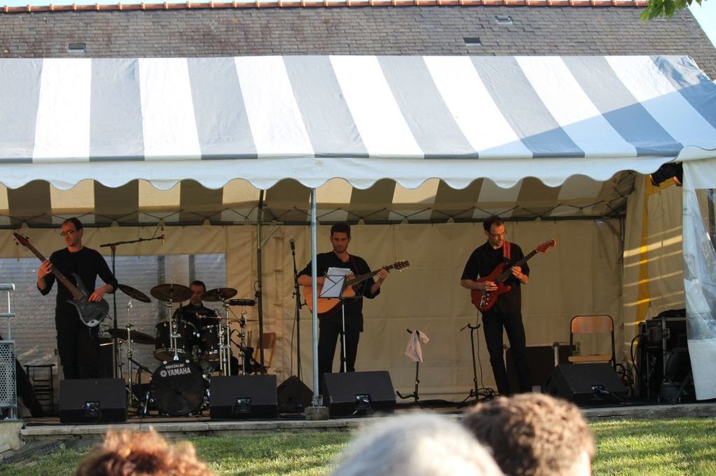 Voici notre premier vrai concert, pour la Fête de la Musique, à St Léger des Bois (49).