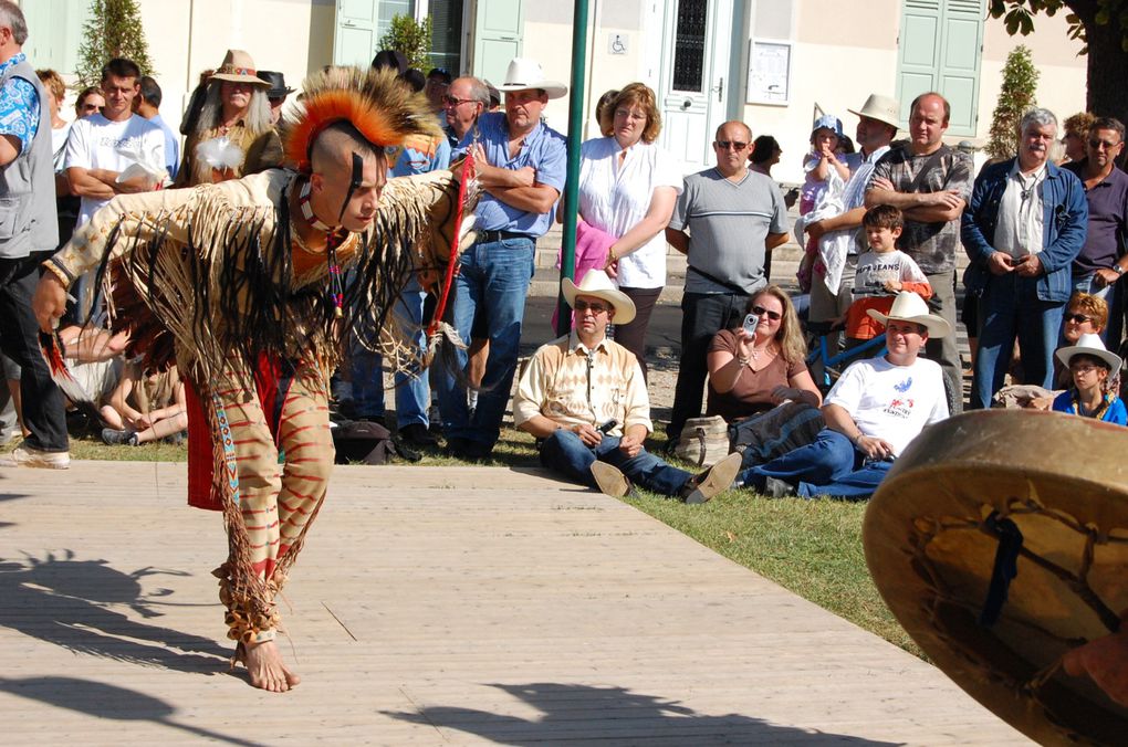 Quelques photos de présentations de danses amérindiennes, en tenues traditionnelles ou fancy.