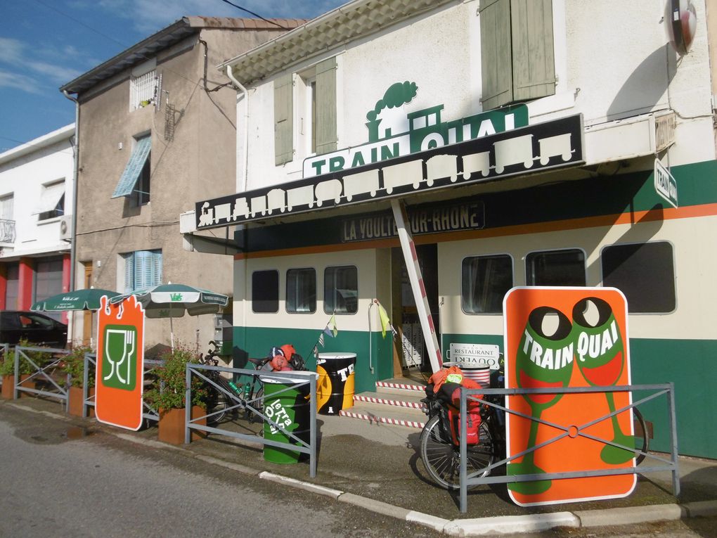 le barnum du camping de Charmes - Gerhart et son tricycle puissant - le transport fluvial - passage au TRAIN-QUAI, Musée-Bar de la SNCF à la Voulte sur Rhône
