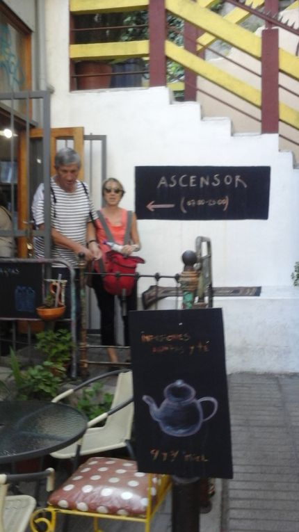 Valparaiso, vue du port du Cerro Artilleria, les rues en pentes et l'ascenseur Reine Victoria, librairie avec un exemplaire de Charlie Hebdo.... Le street art, danse et clown sur le port...Le café République et son sympathique patron !