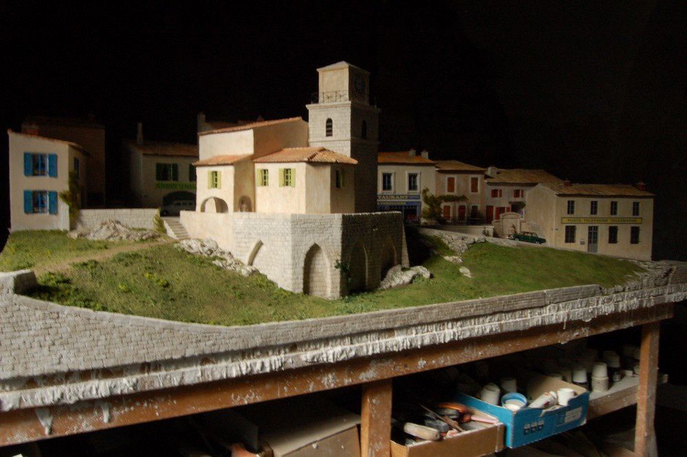 Une fontaine, une terrasse accueillante, une église perchée, le chemin de l'école peut être agréable.