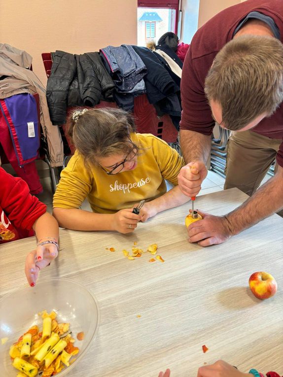 Ce matin nous avons nourri les moutons et cuisiné une recette typique. Cette après midi petite visite des animaux de la ferme. Les oiseaux  Et ensuite fabrication d’un attrape rêves et dégustation de nos rabottes ( spécialité ardennaise )