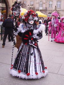 Jusqu'à 140 personnes costumées dans les rues de Rosheim. Manifestation organisée par l'association des professionnels du canton de Rosheim