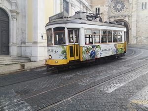 Lisbonne : son tramway, sa place do Commercio, son pont du 25 avril avec le christ roi en arrière plan.... Et ses azulejos. 