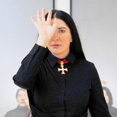 Volodymyr #Zelensky a demandé à la sataniste Marina #Abramović d'être ambassadrice pour l' #Ukraine. - MOINS de BIENS PLUS de LIENS