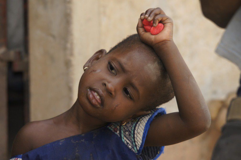 Distribution des bonbons du conteneur reçu en 2011 grâce aux efforts de Franziska et Leo Strauch d'Allemagne. Le nom de photo indique en même temps le lieu de la paroisse. C'est juste quelques exemples, car tous les diocèses du Togo et quelques p