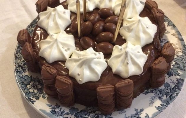 Genoise d’anniversaire vanille chocolat Kinder Bueno et Chocobons