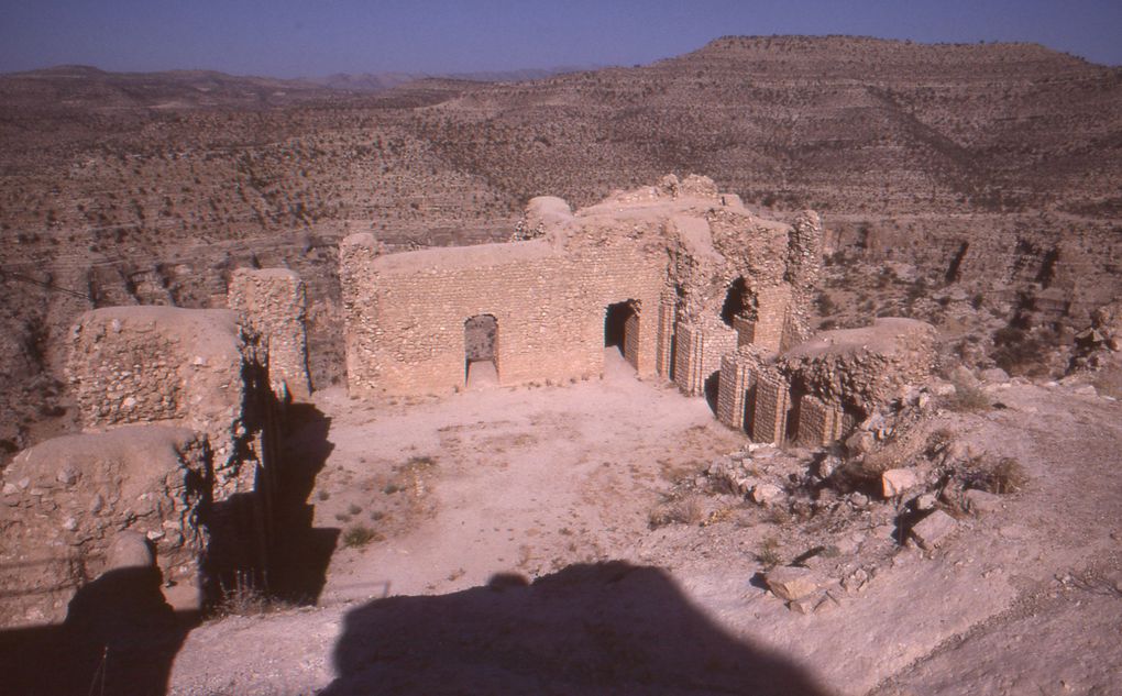 A 10 km de Firuzabad, l'impressionnante forteresse de Qal'eh-ye Dokhtar fut construite par Ardashir Ier (224-241). Photographies : Patrick Ringgenberg.