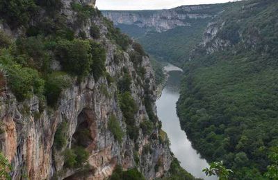 Passage dans les Gorges de l'Ardèche en direction du Gard