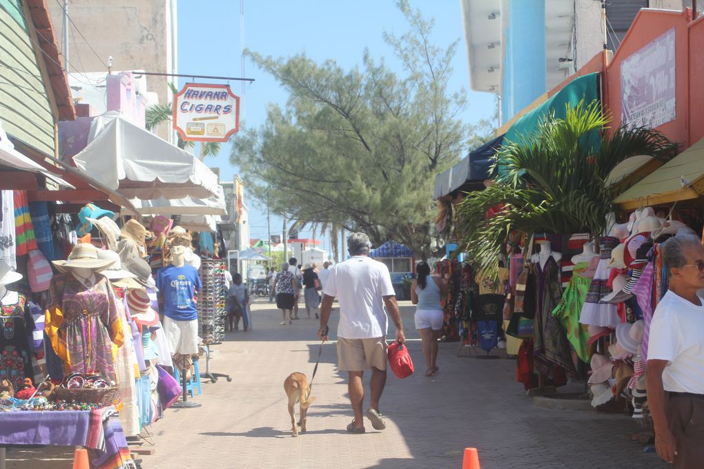 a 5 milles de cancun ;comme l espagne il y a 30 ans