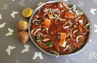 Galette de viande hachée aux tomates et oignons