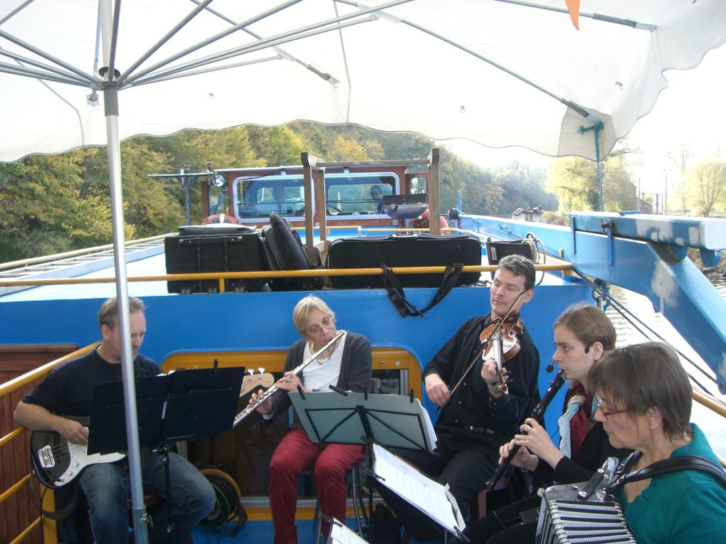 La Folkadie sur la péniche 'La Gavroche'. Bon anniversaire, René !!!

Journée de soleil près de l'Abbaye d'Aulne, 2 heures de concert pour le joyeux René tout ému de cette fête surprise.