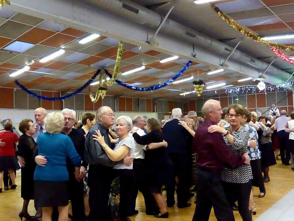 Les danseurs se pressent sur le parquet