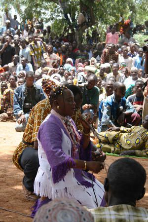 Voici 88 photos prises le dimanche 2 juillet 2006 lors de la f&ecirc;te du chef du village de Zorgho au Burkina Faso.<br /><br /><span style="font-size: 10pt; font-family: Arial;"><font size="1" style="color: rgb(255, 153, 0);"><a href="http://www.ecole-de-tenso-au-burkina.net ">&copy; www.ecole-de-tenso-au-burkina.net </a><br />Tous droits photos reserv&eacute;s</font></span>