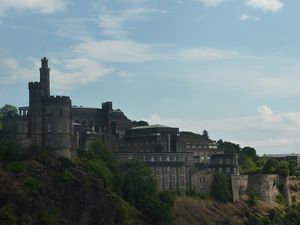 Calton Hill: St Andrew's House et le Political Martyrs' Monument