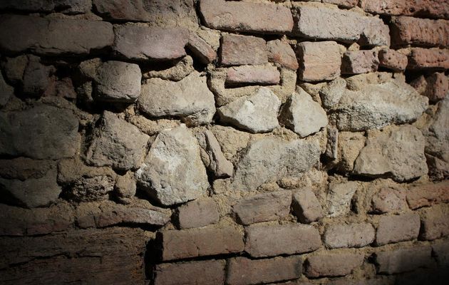 mur de briques et de pierres