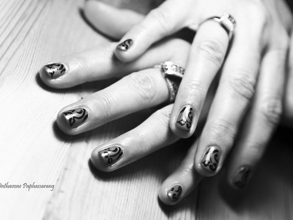 Nail art pétales (Vernis Essie rouge petillant et peinture noir Jo Sonja's)