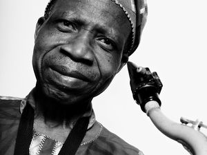orlando julius, un saxophoniste nigérian pionnier de l'afro-soul qui revient avec the heliocentrics