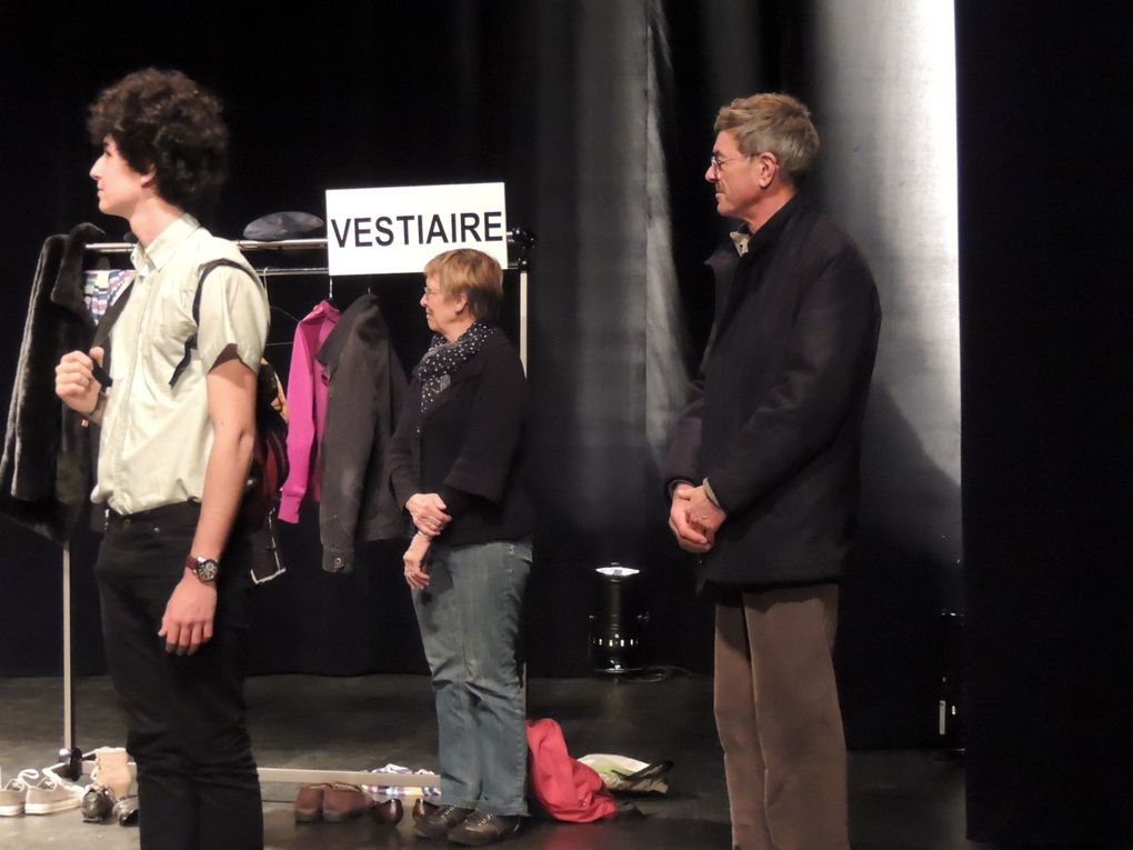 des photos des élèves de l'atelier théâtre du lycée Dautet dans l'atelier et sur scène à la MDE lors de Mimésis 2013. une mise en scène énergique de Camille Geoffroy .