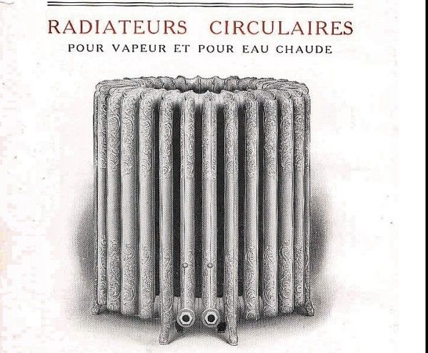 Ces radiateurs sont livrés en 2 pièces formant 2 radiateurs demi-circulaires séparés ,  qui sont simplement réunis ensemble . Ils sont livrés avec 4 orifices pour la robinetterie , ils peuvent fonctionner par moitié . Radiateur centenaire à motifs "rococo" fabriqué dans les usines de la Compagnie National des Radiateurs à DOLE dans le JURA  . 8000watts de chauffe , poids des 2 radiateurs 500kg environs .